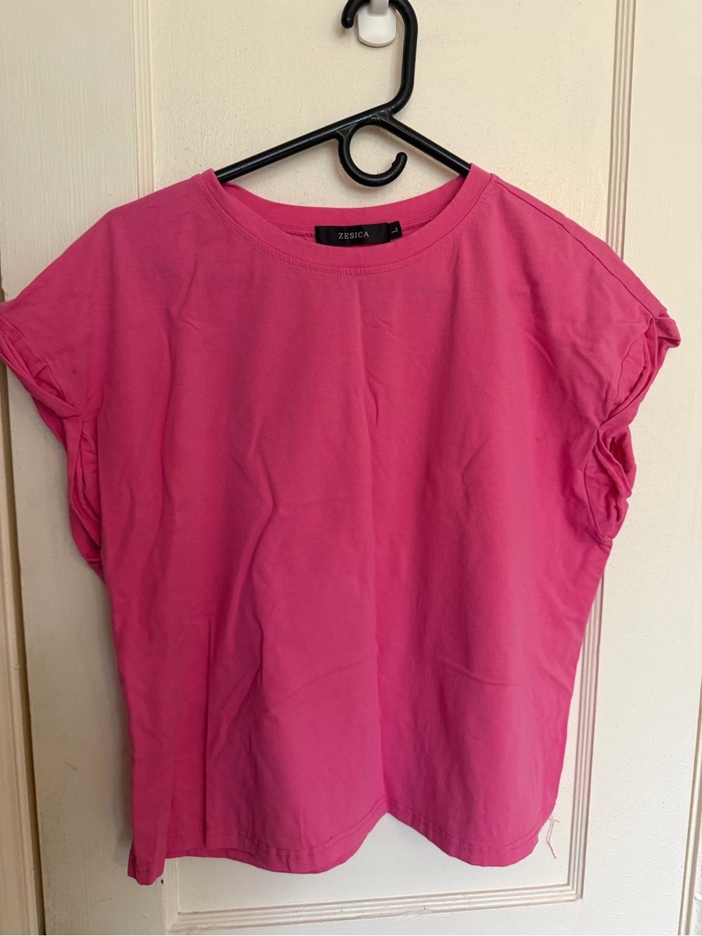 Zesica Women's Hot Pink Short Sleeve Crewneck Top. One tiny stain. Size L